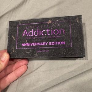 Younique Moodstruck Addiction Palette - Black and Purple